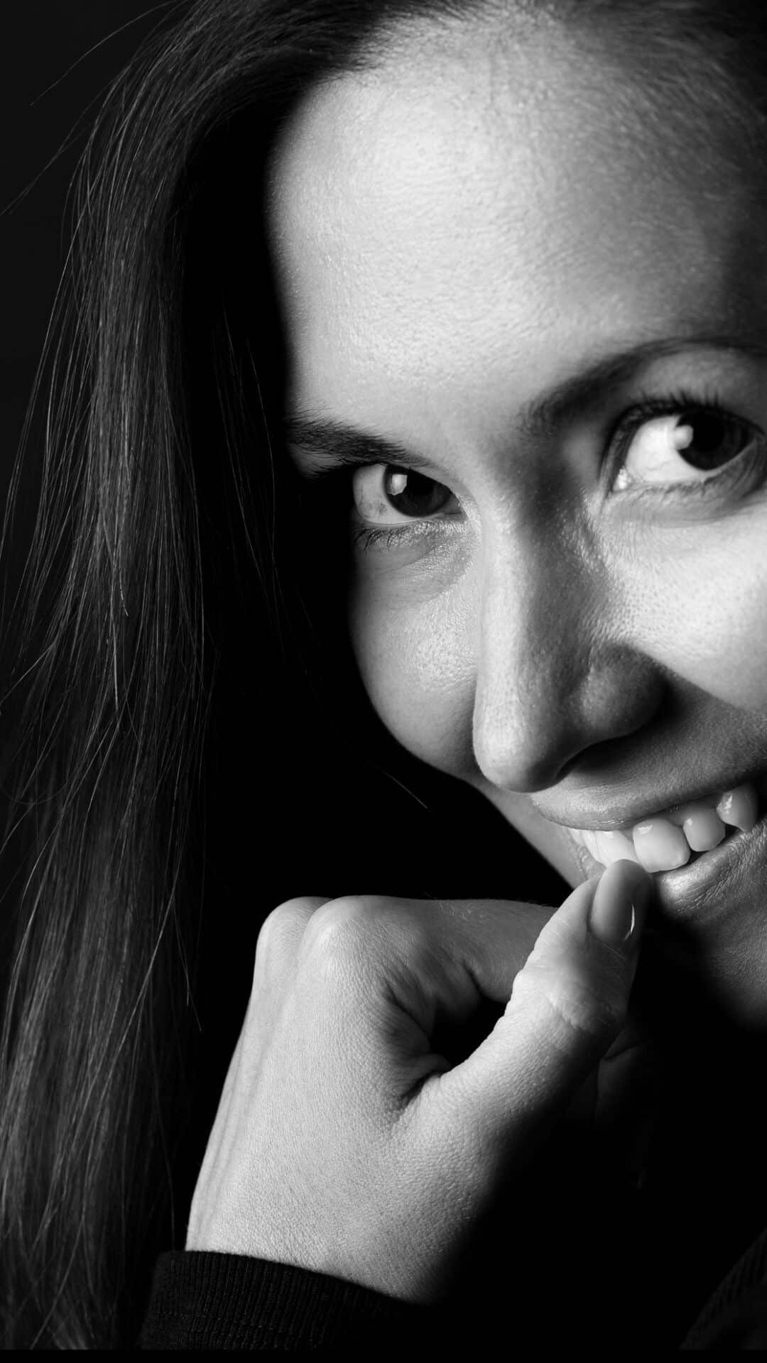 Lachende Frau, Schwarzweiß-Portrait